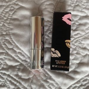 Kylie lipstick in DULCE DE LECHE | CRÈME LIPSTICK